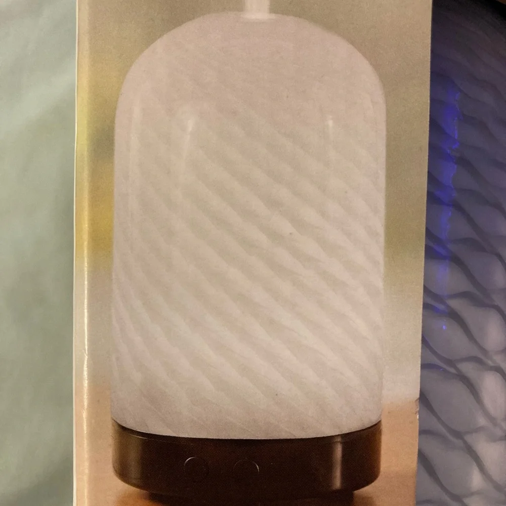 Color changing oil diffuser